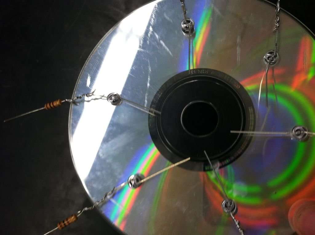 Солнечная батарея из CD-дисков своими руками
